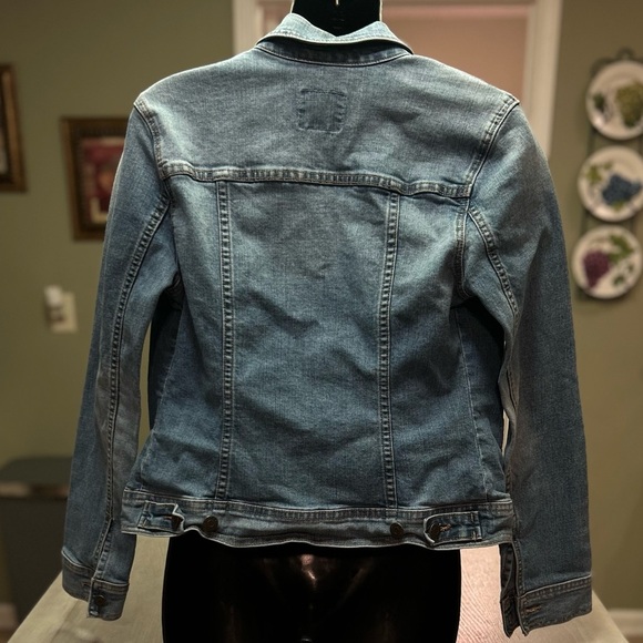 Old Navy Women’s Size M Jacket Classic Denim Blue Trucker Jean Pockets Western - Picture 7 of 15